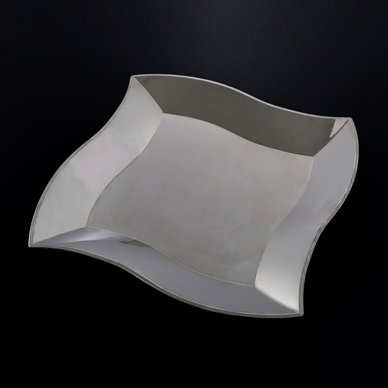 ¿De qué materiales están hechas las placas irregulares de plástico metálico brillante?